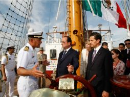 Enrique Peña Nieto y Francois Hollande visitan el Buque Escuela Cuauhtémoc. AP / C. Paris