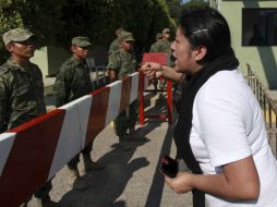 Los estudiantes y familiares de los normalistas desaparecidos no pudieron ingresar al campo militar, informan. AP / ARCHIVO