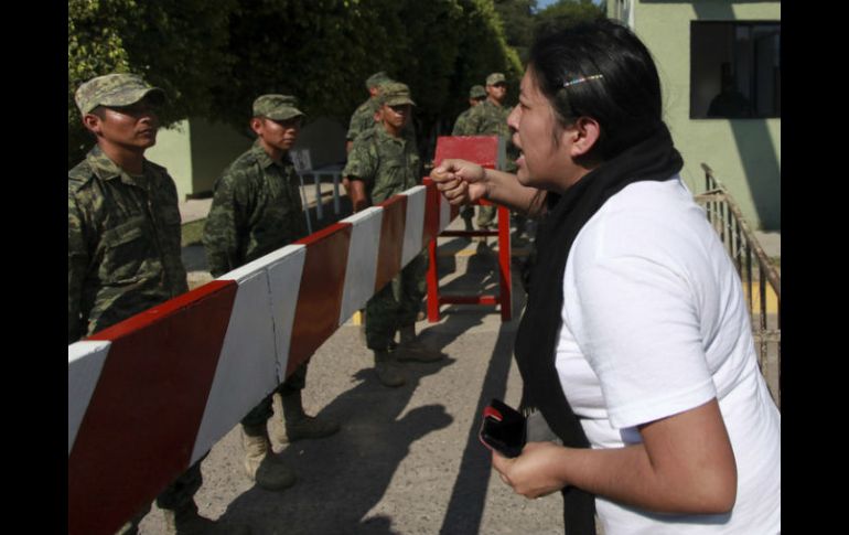 Los estudiantes y familiares de los normalistas desaparecidos no pudieron ingresar al campo militar, informan. AP / ARCHIVO