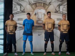 Ismael Sosa, Alejandro Palacios, Eduardo Herrera y Darío Verón utilizan los nuevos diseños del uniforme auriazul. TWITTER / @PumasMX