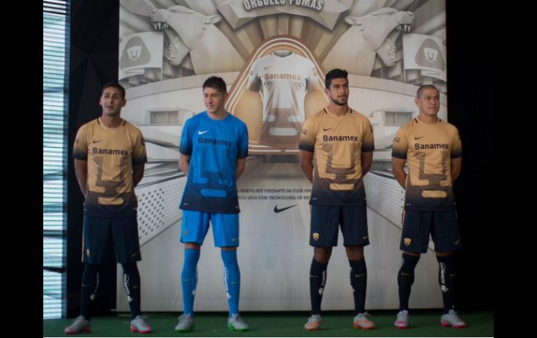 Ismael Sosa, Alejandro Palacios, Eduardo Herrera y Darío Verón utilizan los nuevos diseños del uniforme auriazul. TWITTER / @PumasMX