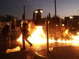 La policía antidisturbios utilizó gases lacrimógenos para tratar de dispersar a los manifestantes. EFE / Y. Kolesidis