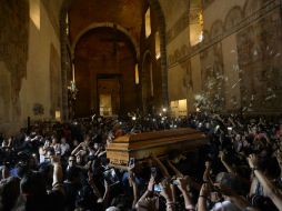 A la salida del cortejo hubo desmanes por la gente que ansiaba acercarse al ataúd. AP / T. Rivera