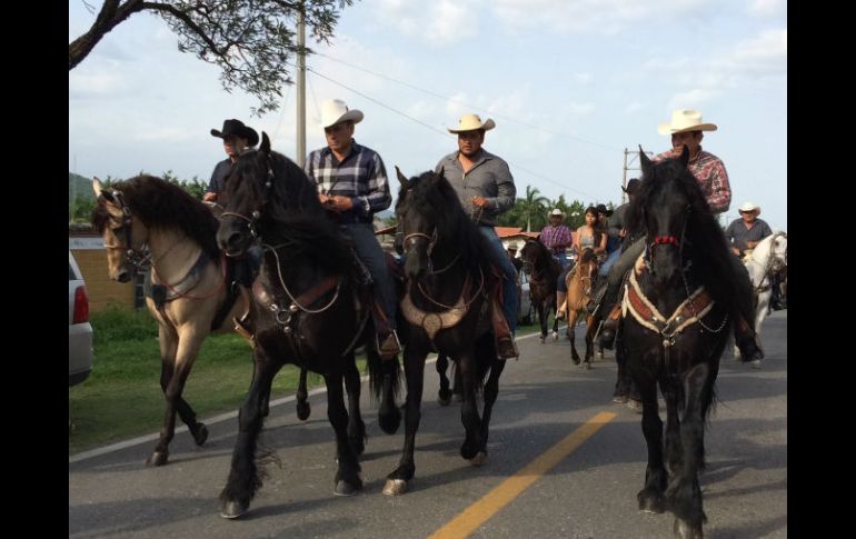 Admiradores y familiares deJoan Sebastian realizaron una cabalgata en su memoria, con destino al rancho 'Cruz de la Sierra'. NTX / E. Tejeda