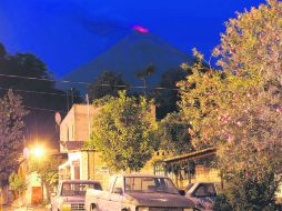 Aunque observar la actividad del Volcán de Fuego, es un espectáculo natural que muchos quieren ver, el peligro es real. EFE /