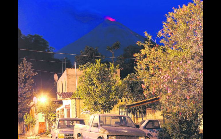 Aunque observar la actividad del Volcán de Fuego, es un espectáculo natural que muchos quieren ver, el peligro es real. EFE /