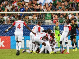 Trinidad y Tobago logró rescatar el empate ante México, durante la parte final del partido. AFP / N. Kamm