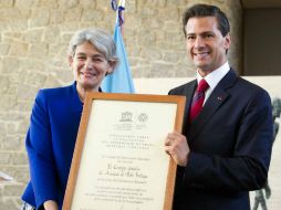 Enrique Peña Nieto e Irina Bokova, en la entrega del Certificado de Inscripción a la Lista del Patrimonio Mundial. NTX /