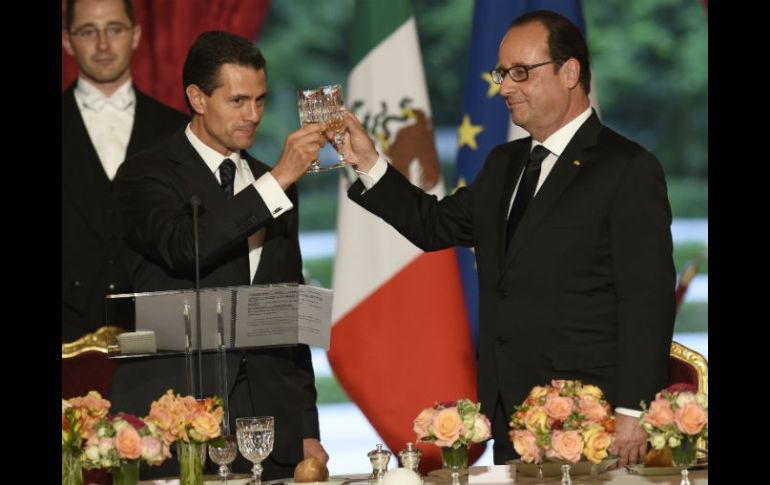 El mandatario galo ofreció a Peña Nieto una cena de clausura de su visita de Estado a Francia. AP / A. Jocard