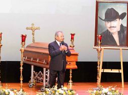 Manzanero ofrece unas palabras de aliento para la familia de Joan, durante las ceremonias fúnebres en el Centro Roberto Cantoral. NTX / F. Gracia