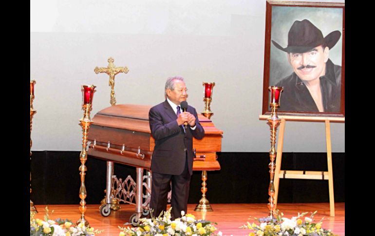 Manzanero ofrece unas palabras de aliento para la familia de Joan, durante las ceremonias fúnebres en el Centro Roberto Cantoral. NTX / F. Gracia