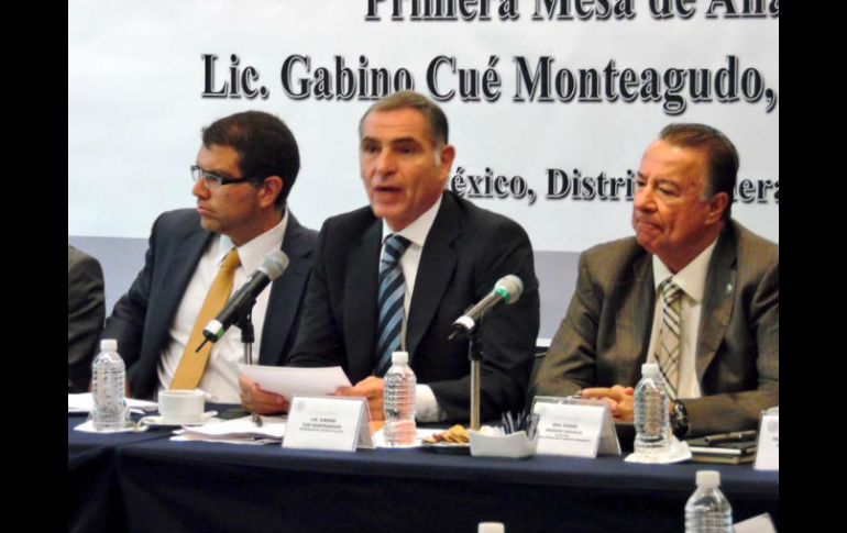 Al reunirse con senadores y diputados, Gabino Cué estableció que los profesores se capacitarán y evaluarán. TWITTER / @GabinoCue