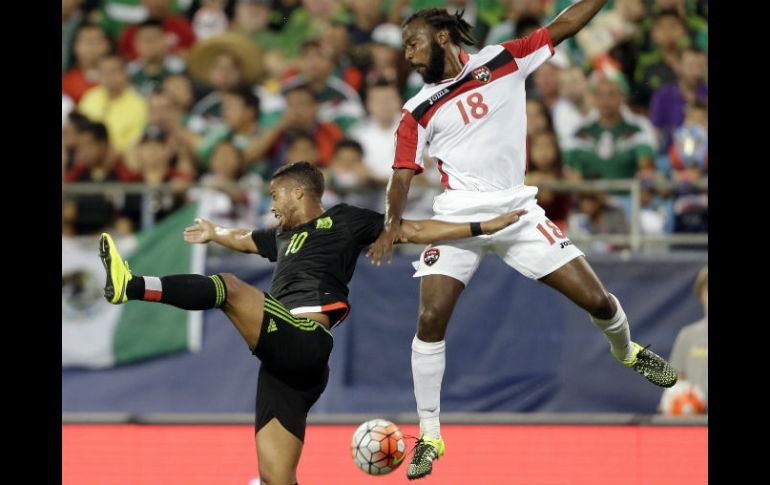 Giovani dos Santos (izq.) salió tocado tras el amargo empate 4-4 del miércoles frente a Trinidad y Tobago. AP / G. Broome