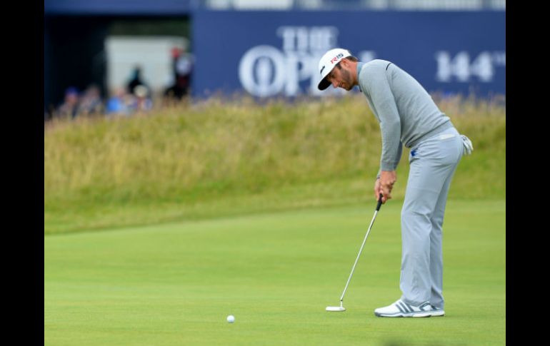 El estadounidense Dustin Johnson utiliza su putt en el primer día de actividades en el Abierto Británico. AFP / G. Kirk