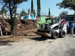 Autoridades municipales limpian la zona del derrumbe en el panteón de Zapopan. TWITTER / @zapopanprensa