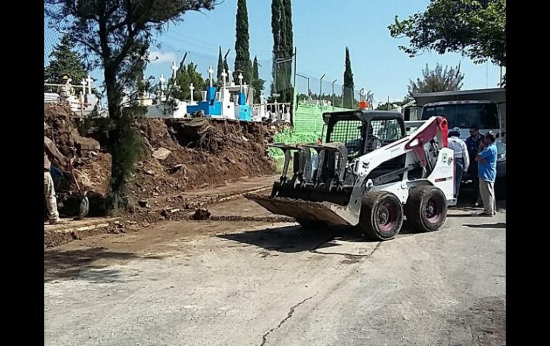 Autoridades municipales limpian la zona del derrumbe en el panteón de Zapopan. TWITTER / @zapopanprensa