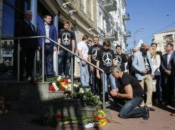 Ucranianos participan en una ofrenda floral para conmemorar el primer aniversario de la tragedia del vuelo MH17 de Malaysia Airlines. EFE / R. Pilipey