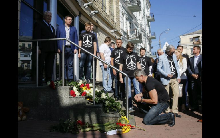 Ucranianos participan en una ofrenda floral para conmemorar el primer aniversario de la tragedia del vuelo MH17 de Malaysia Airlines. EFE / R. Pilipey