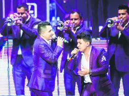 Aplausos. Los miembros de La Arrolladora salieron ataviados en color morado a recibir la ovación de su público. EL INFORMADOR / P. Franco