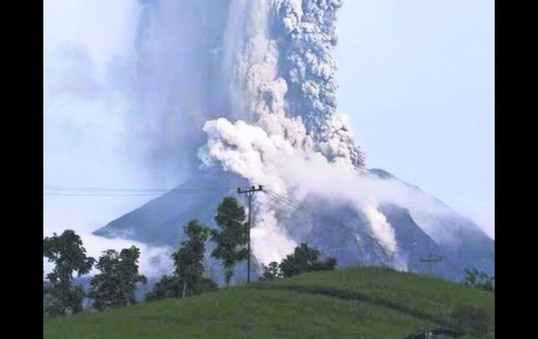 Riesgo. Quienes vivan en un perímetro de 35 kilómetros están expuestos a riesgos como caída de ceniza y lava. NTX /