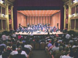 Sobre el escenario. La concha acústica es la 'caja' de madera que rodea a la orquesta en los conciertos. EL INFORMADOR /