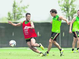 El nuevo atacante del Galaxy, Giovani dos Santos (izq.), estaría disponible para ser tomado en cuenta para enfrentar a los ticos. MEXSPORT / O. MARTINEZ