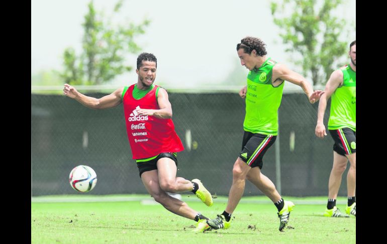 El nuevo atacante del Galaxy, Giovani dos Santos (izq.), estaría disponible para ser tomado en cuenta para enfrentar a los ticos. MEXSPORT / O. MARTINEZ