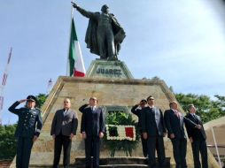 El gobernador, junto con otras autoridades, montan guardia de honor y colocan ofrenda floral ante la efigie del Patricio de Guelatao. TWITTER / @GabinoCue