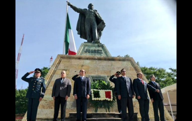 El gobernador, junto con otras autoridades, montan guardia de honor y colocan ofrenda floral ante la efigie del Patricio de Guelatao. TWITTER / @GabinoCue