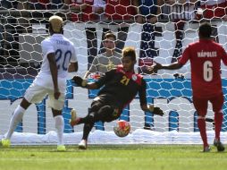 El arquero cubano Sandy Sánchez no logra detener un tiro de Gyasi Zardes, logrando otro gol para la selección norteamericana. EFE / S. Thew