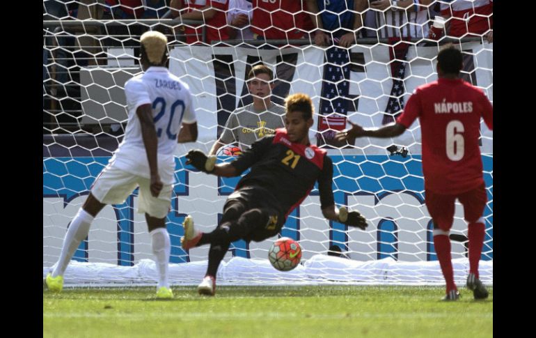 El arquero cubano Sandy Sánchez no logra detener un tiro de Gyasi Zardes, logrando otro gol para la selección norteamericana. EFE / S. Thew