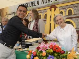 El cineasta Gabriel Retes y la escritora Elena Poniatowska, quienes fungieron como padrinos, durante la Clausura de cursos. SUN / JMA