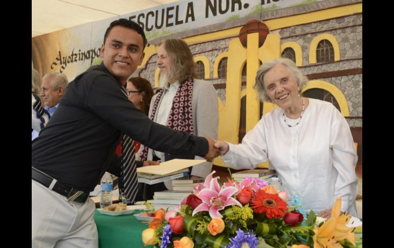 El cineasta Gabriel Retes y la escritora Elena Poniatowska, quienes fungieron como padrinos, durante la Clausura de cursos. SUN / JMA