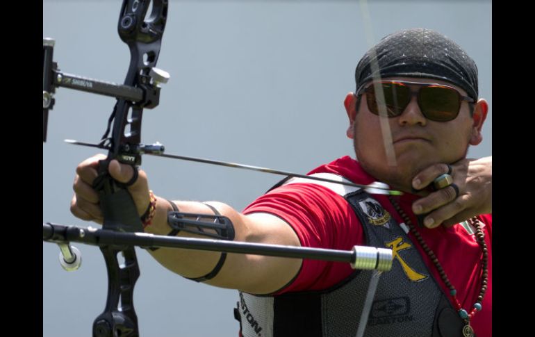 Luis Álvarez se proclamó campeón luego de destronar en la pelea por la medalla de oro al estadounidense Brady Ellison. AP / R. Blackwell