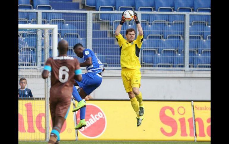 Iker Casillas no tuvo problemas ante la débil ofensiva del rival. TWITTER / @FCPorto