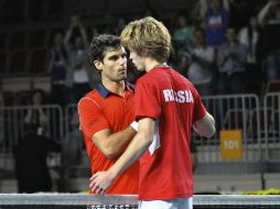 El español Pablo Andújar (i), al finalizar el encuentro contra el ruso Andrey Rublev (d), de 17 años. EFE / J. Delgado