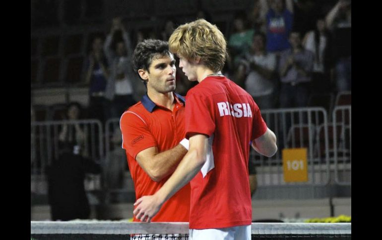 El español Pablo Andújar (i), al finalizar el encuentro contra el ruso Andrey Rublev (d), de 17 años. EFE / J. Delgado