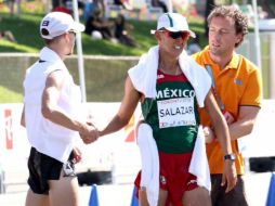 Salazar tuvo que ser atendido luego de cruzar la meta, pues se desvaneció. TWITTER / @COM_Mexico