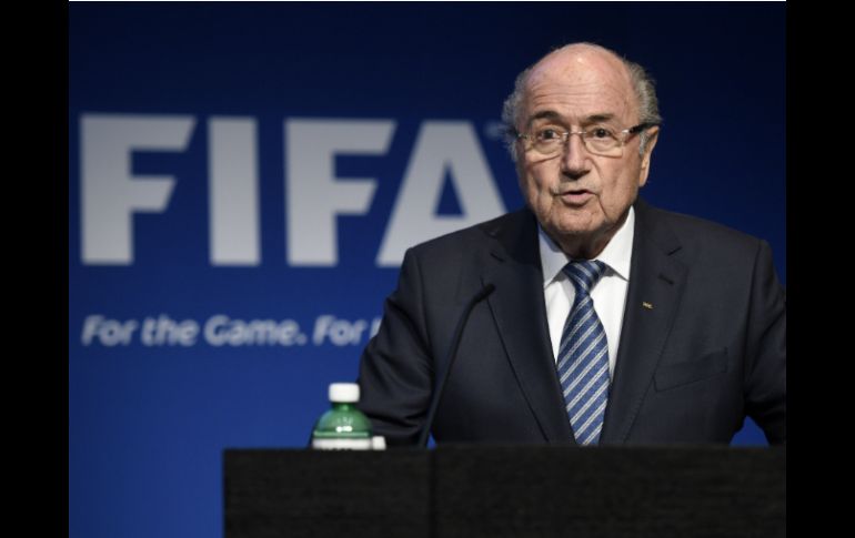 Blatter prometió dejar el cargo, presionado por las investigaciones de corrupción que realizan las autoridades federales de Suiza y EU. AP / ARCHIVO