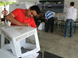 Después de los altercados entre el PRI y el PVEM, la participación de votantes cambió el escenario al inicio de la jornada electoral. SUN / R. Romero