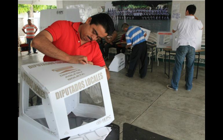 Después de los altercados entre el PRI y el PVEM, la participación de votantes cambió el escenario al inicio de la jornada electoral. SUN / R. Romero