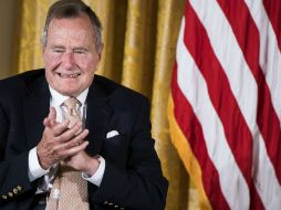 El ex presidente George H. W. Bush usará por algún tiempo un cuello ortopédico. AFP / ARCHIVO