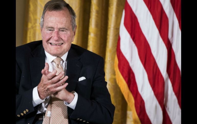 El ex presidente George H. W. Bush usará por algún tiempo un cuello ortopédico. AFP / ARCHIVO