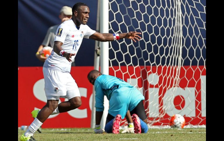 Al minuto 37, Panamá abrió el marcador con un gol de Luis Tejada. EFE / A. Hunger