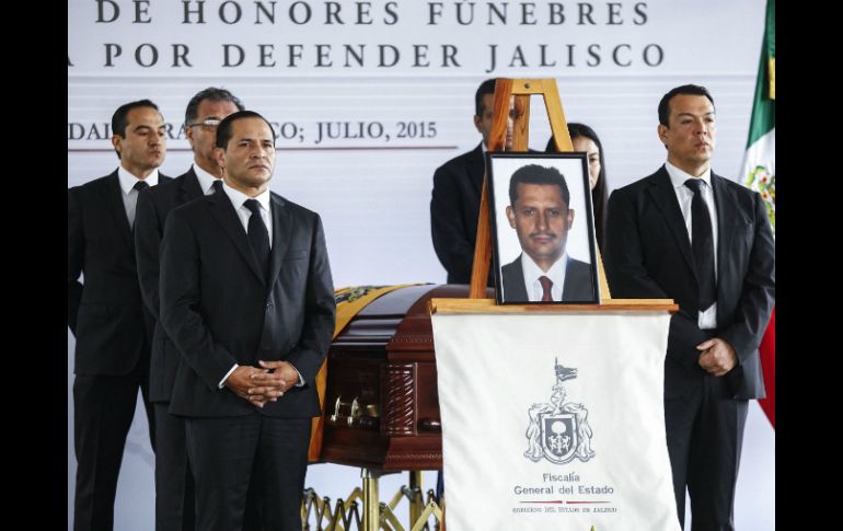 López Lara, Almaguer y otras autoridades montaron una guardia de honor. SUN / J. Mendoza