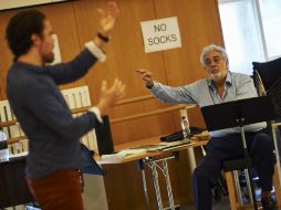 Plácido Domingo mueve las manos con entusiasmo para suscitar la atención de los concursantes. AFP / N. Halle'n