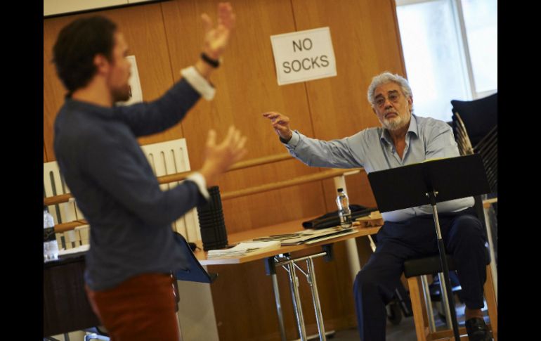 Plácido Domingo mueve las manos con entusiasmo para suscitar la atención de los concursantes. AFP / N. Halle'n