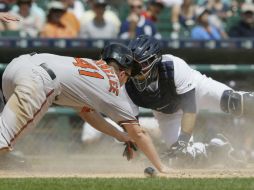 Chris Parmelee anota la segunda carrera de los Orioles tras un batazo de Manny Machado. AP / C. Osorio