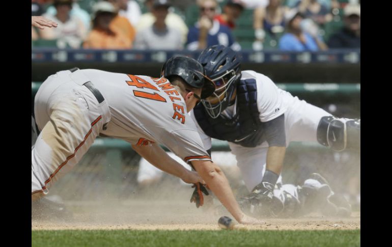 Chris Parmelee anota la segunda carrera de los Orioles tras un batazo de Manny Machado. AP / C. Osorio