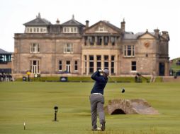 Paul Dunne tira en la tercera ronda. El irlandés logró una jornada memorable con una ronda de 66 impactos, 6 bajo par de campo. EFE / G. Penny